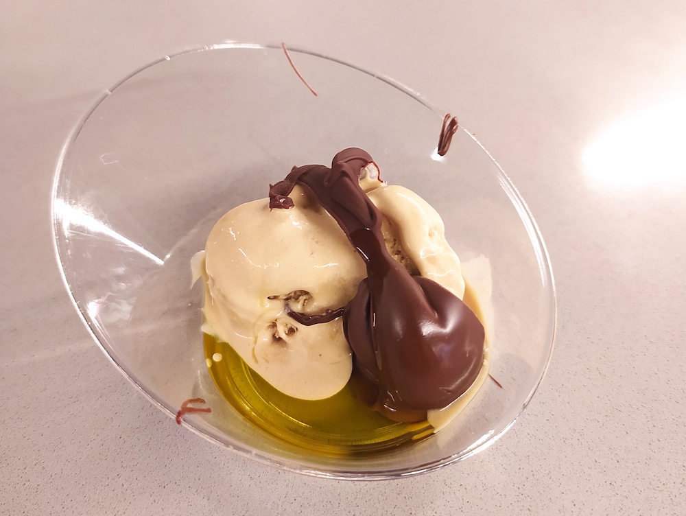 Helado de turrón con chocolate regado con el AOVE Oro Madrid