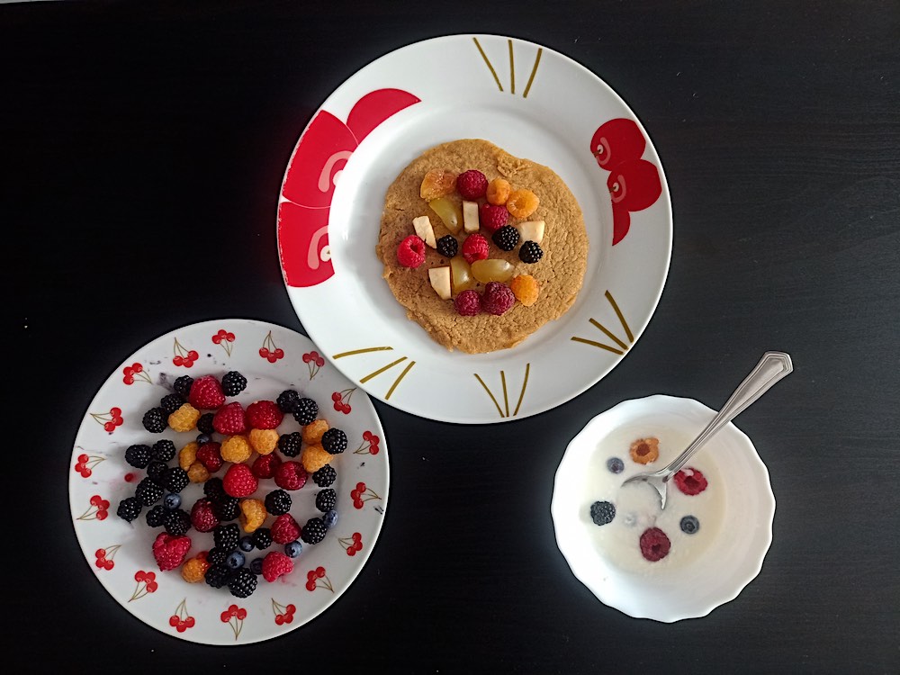 Tortitas de avena con cobertura de frutos del bosque