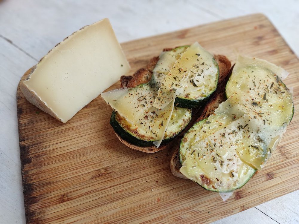 Tosta de queso curado La Caperuza y calabacín