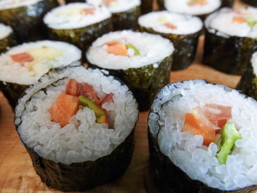 Rollito de Maki sushi cortados y preparados para servir
