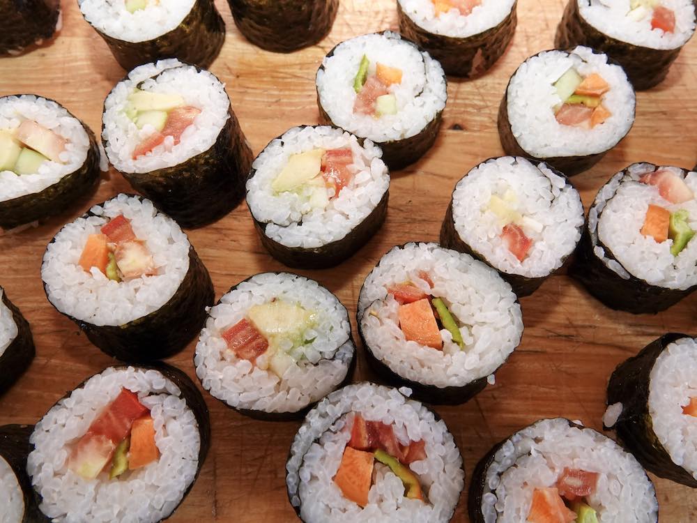 Rollitos variados de Maki sushi de la huerta