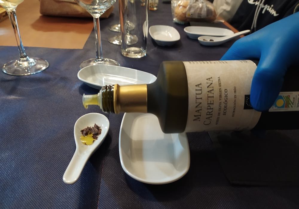 Cata hedonista de AOVE ecológico con virutas de chocolate