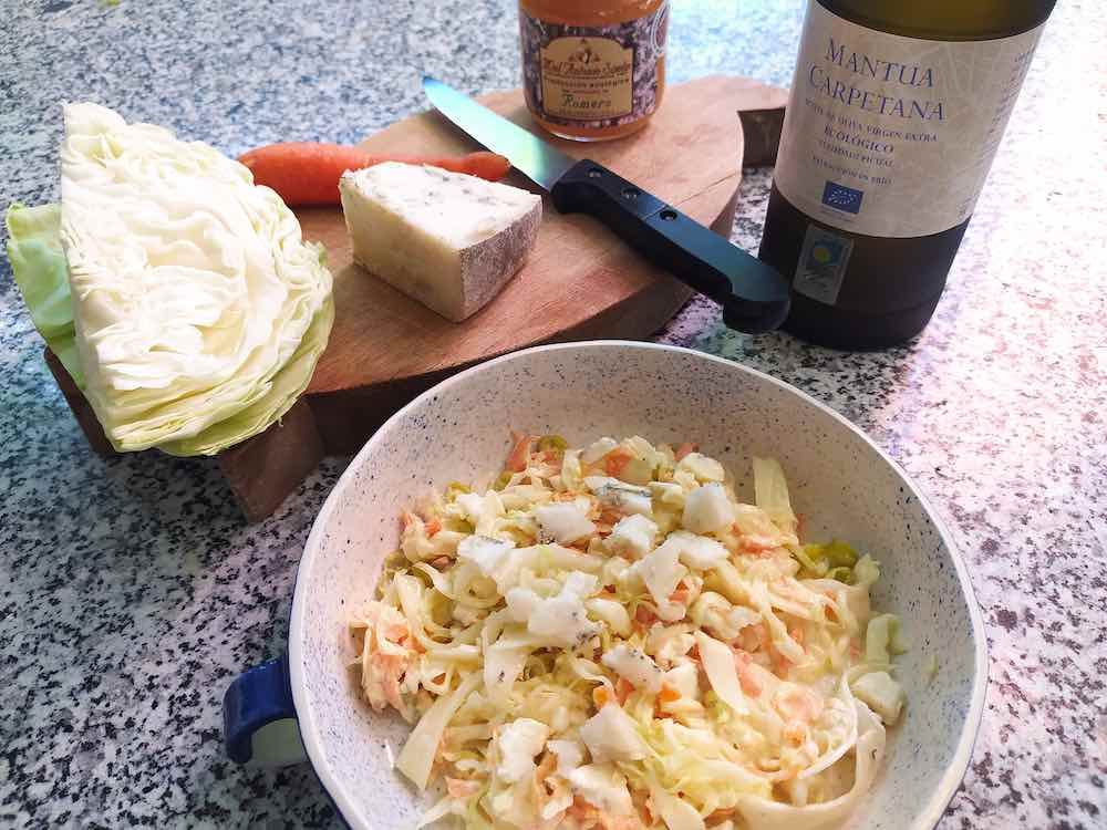 Ensalada de repollo con queso azul