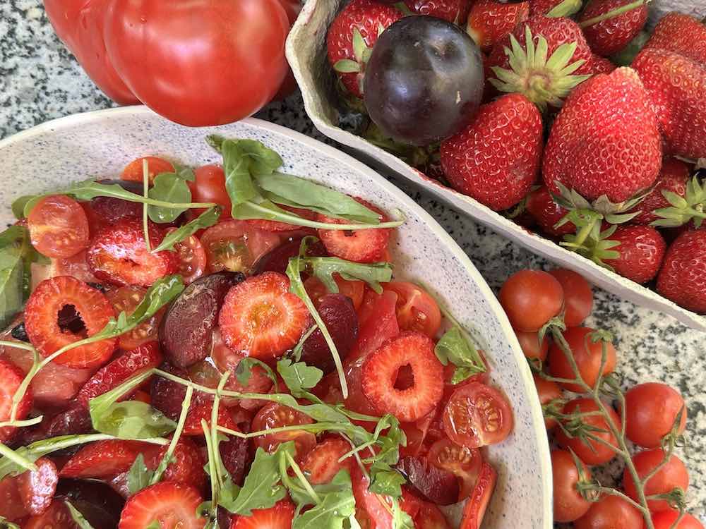 ensalada de fresas y ciruelas